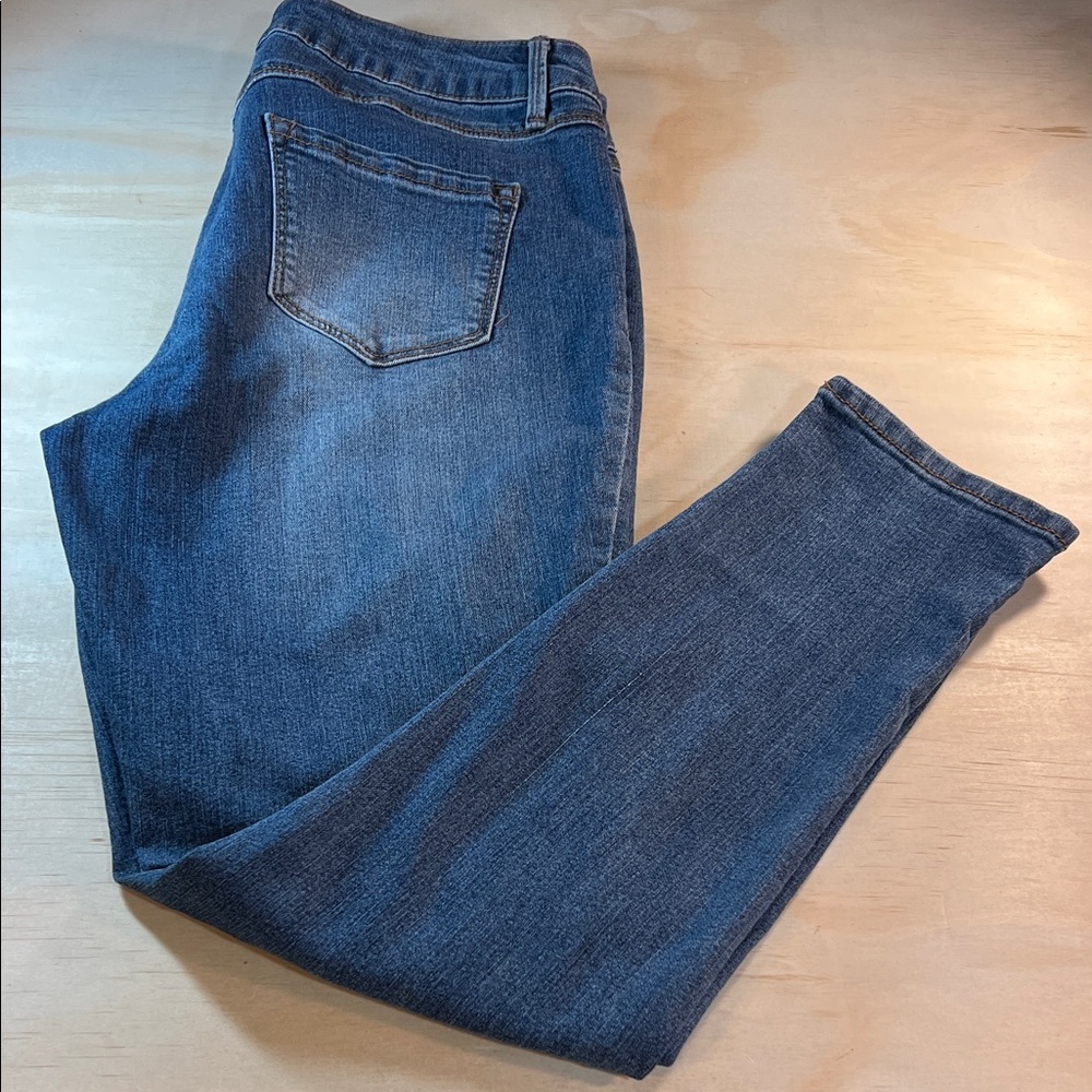 Women’s Classic Distressed Blue Jeans          Sz 12 P